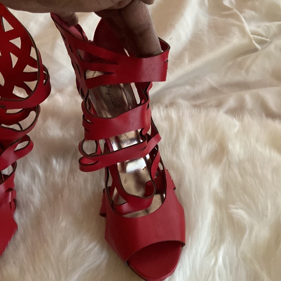Red heels - Picture 4 of 5